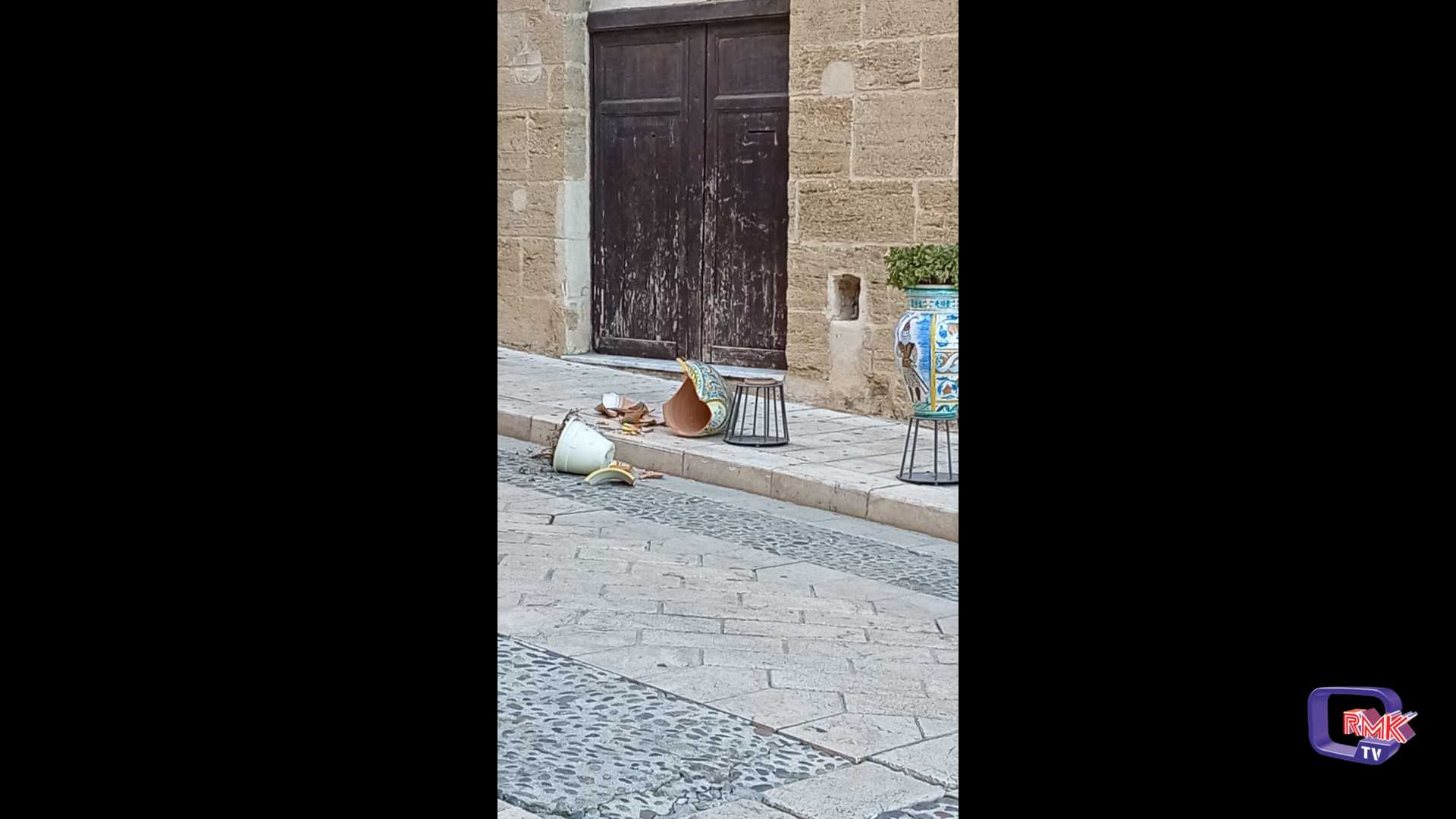 Ancora un vaso in ceramica distrutto in via Roma